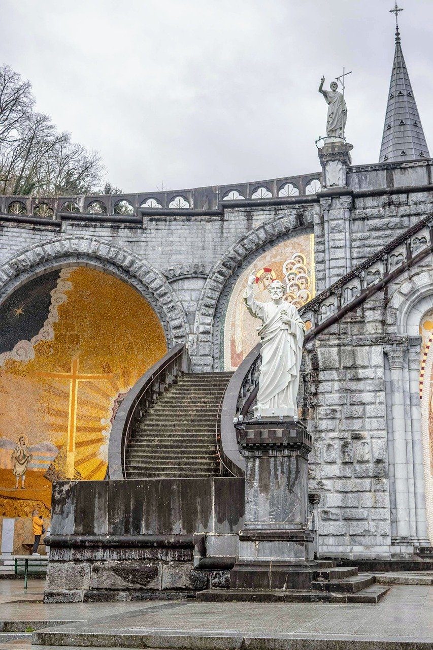 Sanctuary of Our Lady of Lourdes - pilgrimage, procession aux flambeaux, toucher le rocher